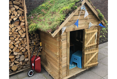 Grünes Dach auf einem Tiny House